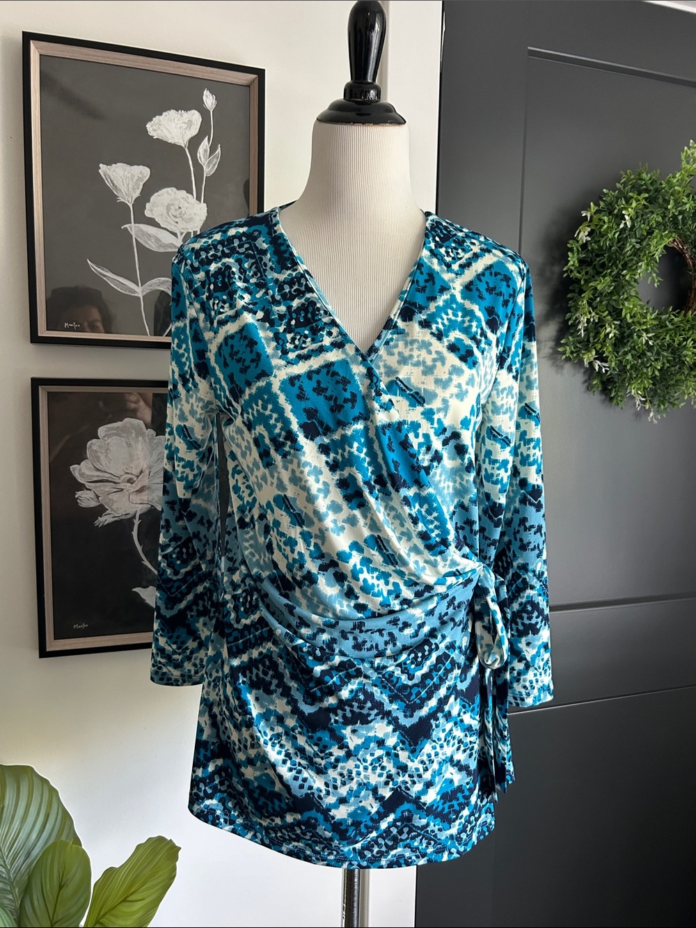 🌺 L 3/4 sleeve stretch Wrap-Style Top in Blue white